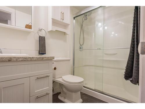 212 - 880 Wordsworth Avenue, Warfield, BC - Indoor Photo Showing Bathroom