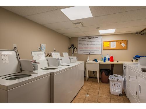 212 - 880 Wordsworth Avenue, Warfield, BC - Indoor Photo Showing Laundry Room