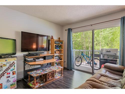 212 - 880 Wordsworth Avenue, Warfield, BC - Indoor Photo Showing Living Room