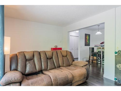 212 - 880 Wordsworth Avenue, Warfield, BC - Indoor Photo Showing Living Room