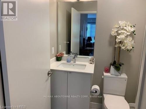 111 - 210 Sabina Drive, Oakville, ON - Indoor Photo Showing Bathroom