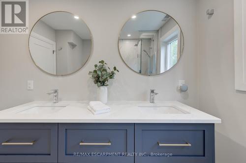 364 East Side Crescent, Burlington, ON - Indoor Photo Showing Bathroom