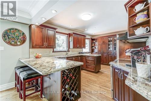 692 Courtland Place, Burlington, ON - Indoor Photo Showing Kitchen