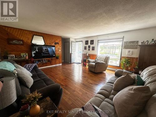 7733 Highway 35, Kawartha Lakes, ON - Indoor Photo Showing Living Room