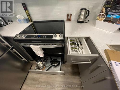 813 - 15 Queen Street, Hamilton, ON - Indoor Photo Showing Kitchen