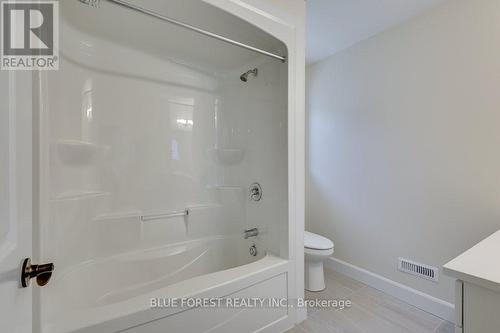 6441 Royal Magnolia Avenue, London, ON - Indoor Photo Showing Bathroom