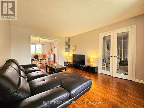 242 Colette Drive, London, ON - Indoor Photo Showing Living Room