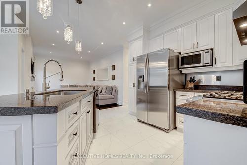 7 Amberdale Court, Caledon, ON - Indoor Photo Showing Kitchen With Upgraded Kitchen