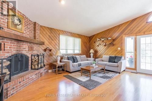 17 Palm Beach Road, Oro-Medonte, ON - Indoor Photo Showing Living Room With Fireplace
