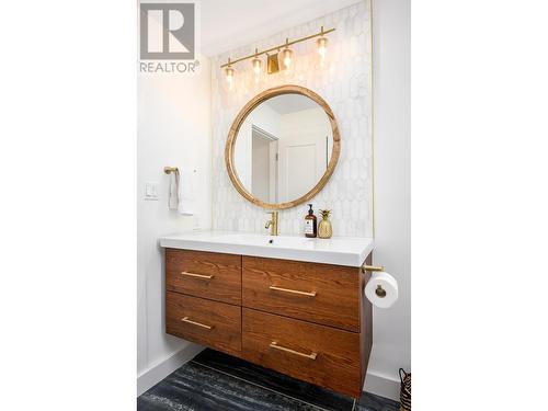 6495 Cardinal Road, Vernon, BC - Indoor Photo Showing Bathroom