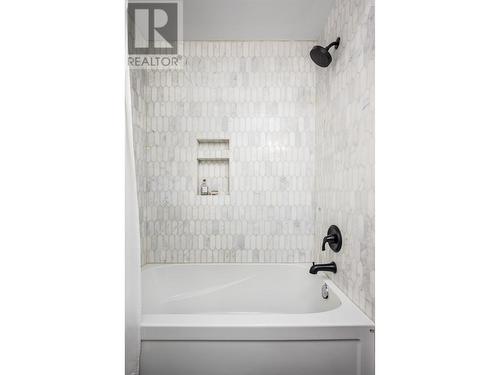 6495 Cardinal Road, Vernon, BC - Indoor Photo Showing Bathroom
