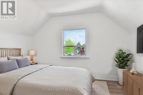 Upper - 35 Ingleside Drive, Toronto, ON - Indoor Photo Showing Bedroom