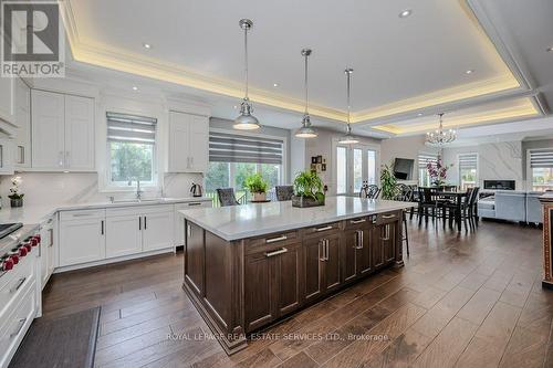 228 Tweedsdale Crescent, Oakville, ON - Indoor Photo Showing Kitchen With Upgraded Kitchen