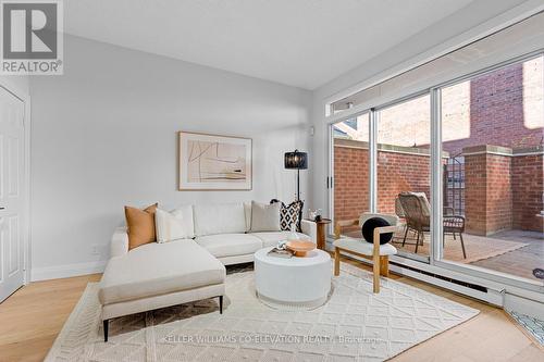 82 St Nicholas Street, Toronto, ON - Indoor Photo Showing Living Room