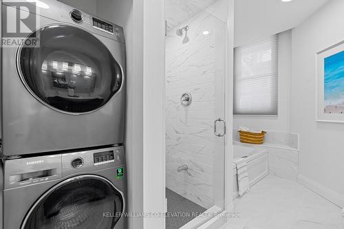 82 St Nicholas Street, Toronto, ON - Indoor Photo Showing Laundry Room