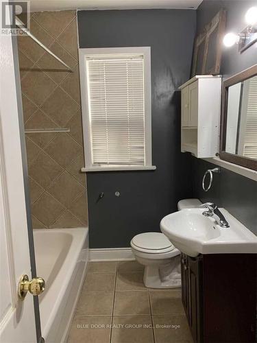 Upper - 867 Broadview Avenue, Toronto, ON - Indoor Photo Showing Bathroom
