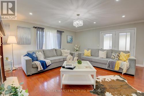 113 Meadowview Boulevard, Clarington, ON - Indoor Photo Showing Living Room