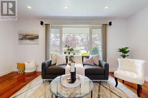 840 Sanok Drive, Pickering, ON - Indoor Photo Showing Living Room