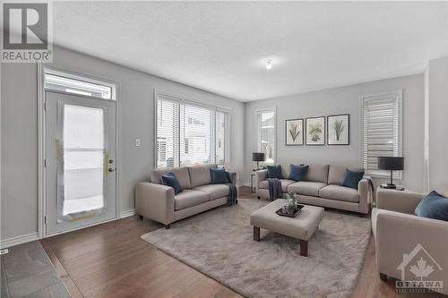 158 Aubrais Crescent, Ottawa, ON - Indoor Photo Showing Living Room