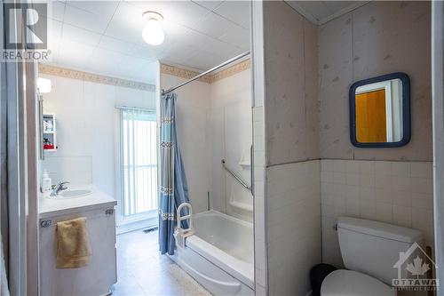 74 Craig Street, Russell, ON - Indoor Photo Showing Bathroom