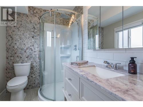 168 Bornais Street E, Kelowna, BC - Indoor Photo Showing Bathroom
