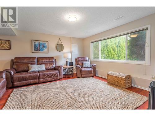 168 Bornais Street E, Kelowna, BC - Indoor Photo Showing Living Room