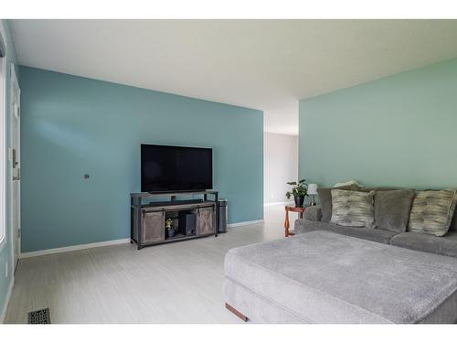 3429 9Th Avenue, Castlegar, BC - Indoor Photo Showing Living Room