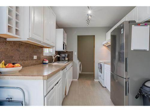3429 9Th Avenue, Castlegar, BC - Indoor Photo Showing Kitchen