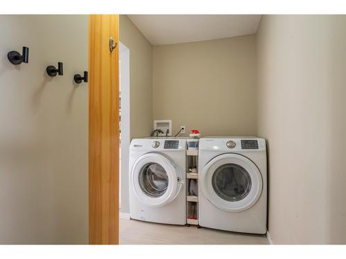 3429 9Th Avenue, Castlegar, BC - Indoor Photo Showing Laundry Room