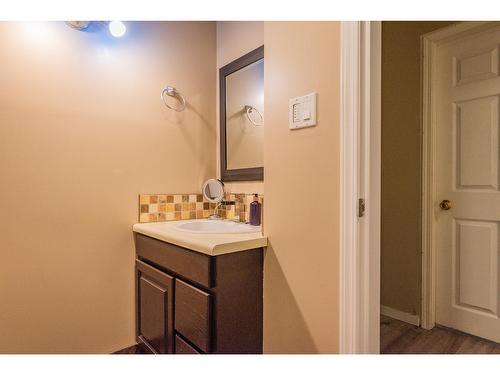 3429 9Th Avenue, Castlegar, BC - Indoor Photo Showing Bathroom