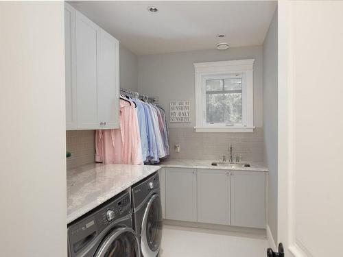 4041 Palmetto Pl, Saanich, BC - Indoor Photo Showing Laundry Room