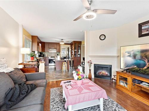 626 Haliburton St, Nanaimo, BC - Indoor Photo Showing Living Room With Fireplace