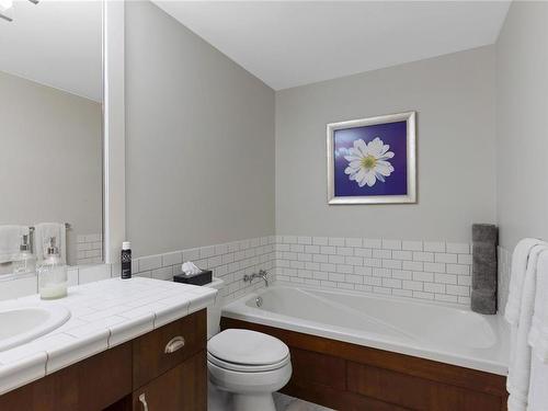 25-1059 Tanglewood Pl, Parksville, BC - Indoor Photo Showing Bathroom