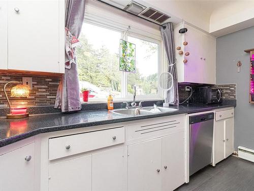 4080 Holland Ave, Saanich, BC - Indoor Photo Showing Kitchen With Double Sink