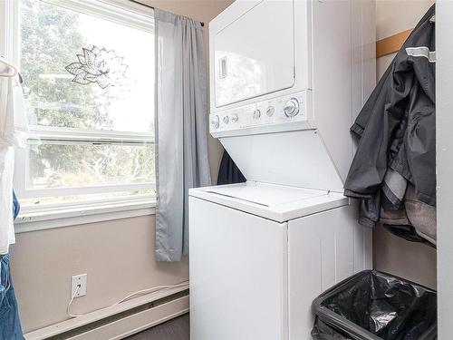 4080 Holland Ave, Saanich, BC - Indoor Photo Showing Laundry Room