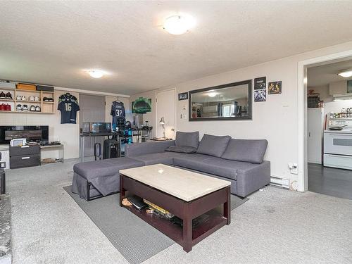 4080 Holland Ave, Saanich, BC - Indoor Photo Showing Living Room