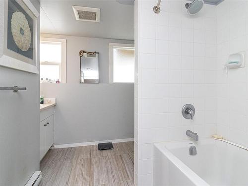 4080 Holland Ave, Saanich, BC - Indoor Photo Showing Bathroom