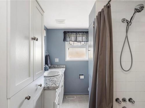 1219 Duke St, Saanich, BC - Indoor Photo Showing Bathroom
