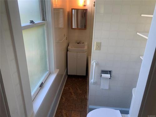 2808 Graham St, Victoria, BC - Indoor Photo Showing Bathroom