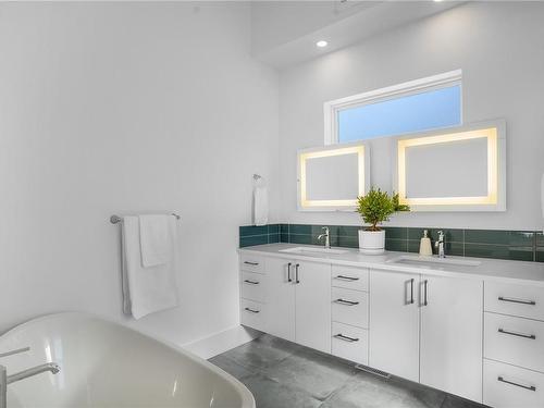 7337 Lakefront Pl, Lake Cowichan, BC - Indoor Photo Showing Bathroom