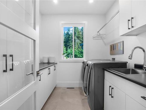 7337 Lakefront Pl, Lake Cowichan, BC - Indoor Photo Showing Laundry Room