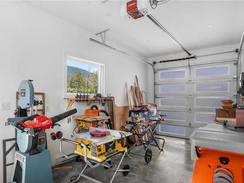 7337 Lakefront Pl, Lake Cowichan, BC - Indoor Photo Showing Garage