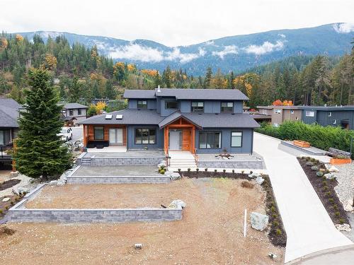7337 Lakefront Pl, Lake Cowichan, BC - Outdoor With Facade