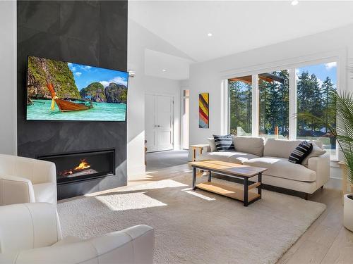 7337 Lakefront Pl, Lake Cowichan, BC - Indoor Photo Showing Living Room With Fireplace