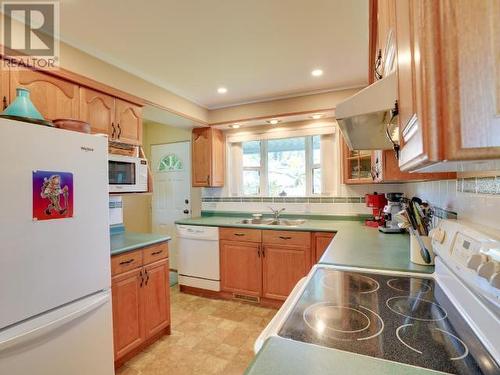 4045 Joyce Ave, Powell River, BC - Indoor Photo Showing Kitchen