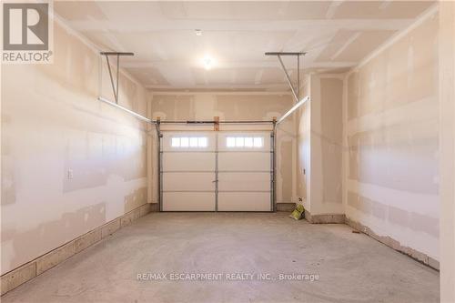 71 Beachwalk Crescent, Fort Erie, ON - Indoor Photo Showing Garage