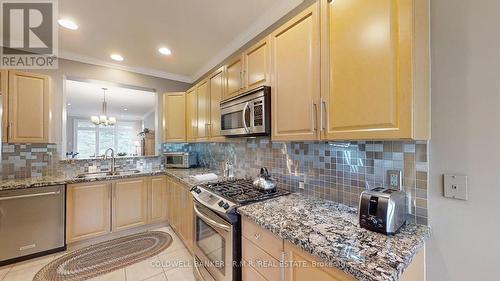 127 - 17 Legendary Trail, Whitchurch-Stouffville, ON - Indoor Photo Showing Kitchen With Double Sink With Upgraded Kitchen