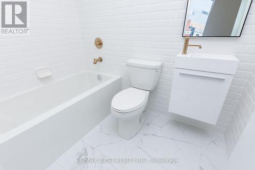 504 - 106 Dovercourt Road, Toronto, ON - Indoor Photo Showing Bathroom