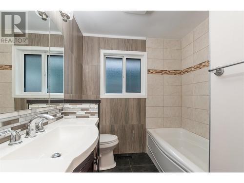 456 Nelson Avenue, Penticton, BC - Indoor Photo Showing Bathroom