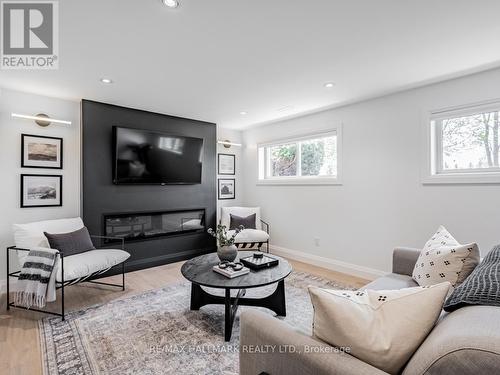 5763 Wellington Road 86, Guelph/Eramosa, ON - Indoor Photo Showing Living Room